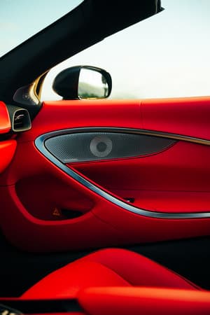 2024-mclaren-artura-red-blk