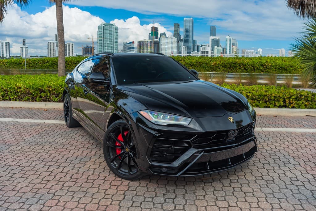 lamborghini-urus-blackblack