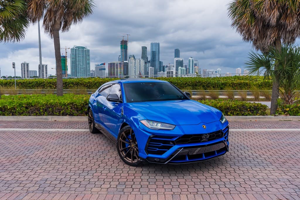 lamborghini-urus-blueblack