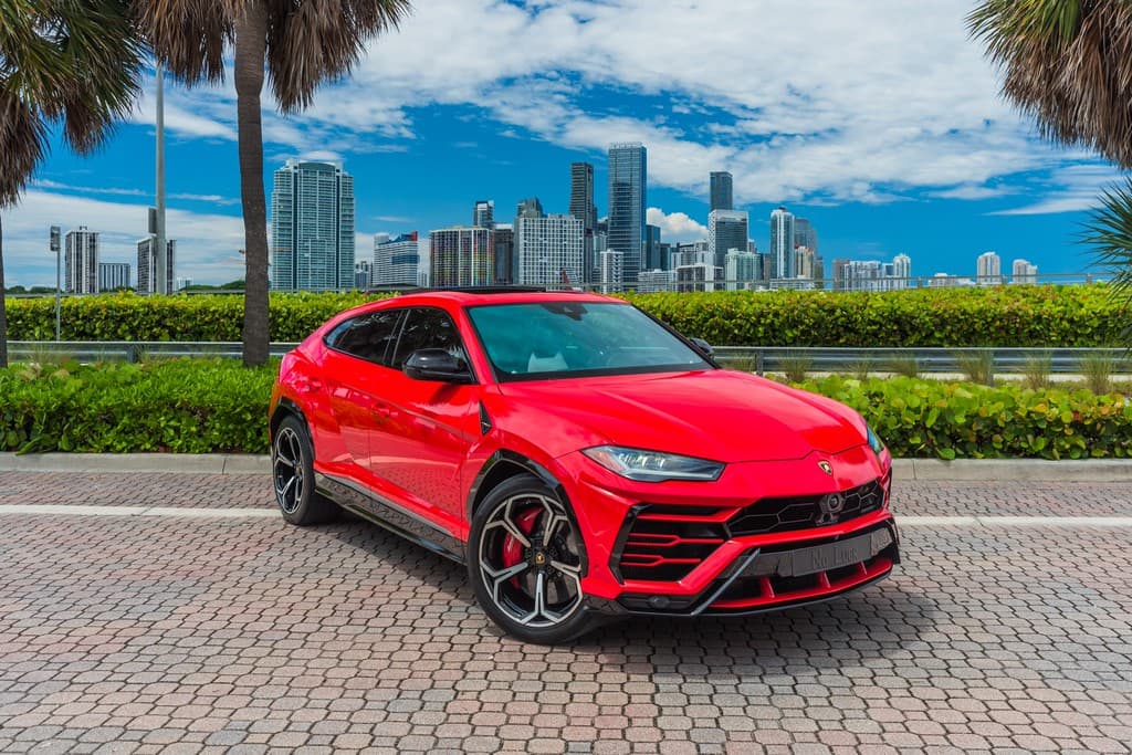 lamborghini-urus-redblack-white