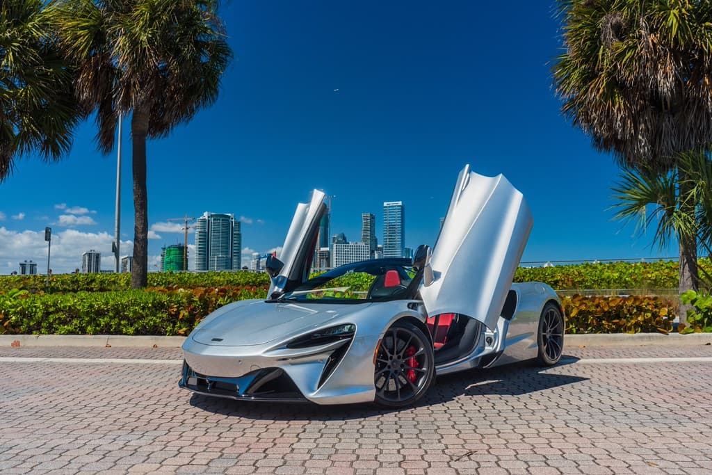 mclaren-artura-spider-silverred